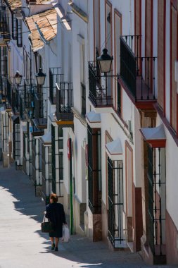 Olvera, Cadiz Eyaleti, Endülüs, İspanya - 25 Mart 2008: Calle Maestro Amado içinde alışveriş kadın
