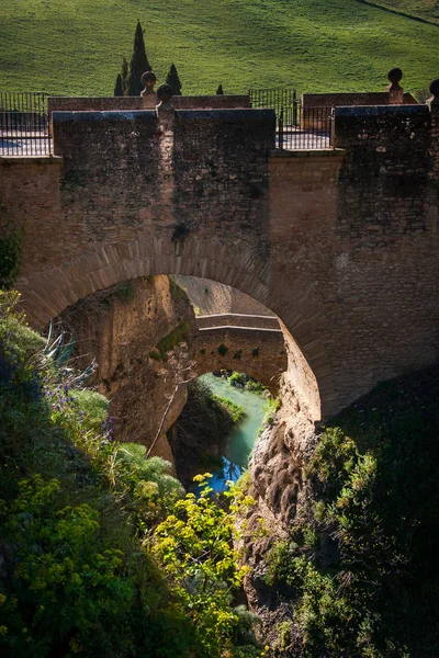 Ronda, provincia de Málaga, Andalucía, España - arco de Felipe V con antiguo puente árabe — Foto de Stock