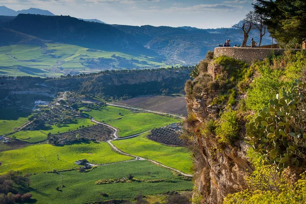 Ronda, provincia de Málaga, Andalucía, España - 25 de marzo de 2008: vista desde el Mirado de Ronda en Alameda del TajoRonda — Foto de Stock