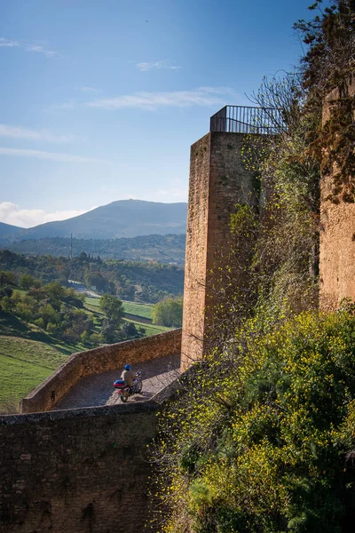 Ronda, provincia de Málaga, Andalucía, España - 25 de marzo de 2008: arco de Felipe V con antiguo puente árabe —  Fotos de Stock