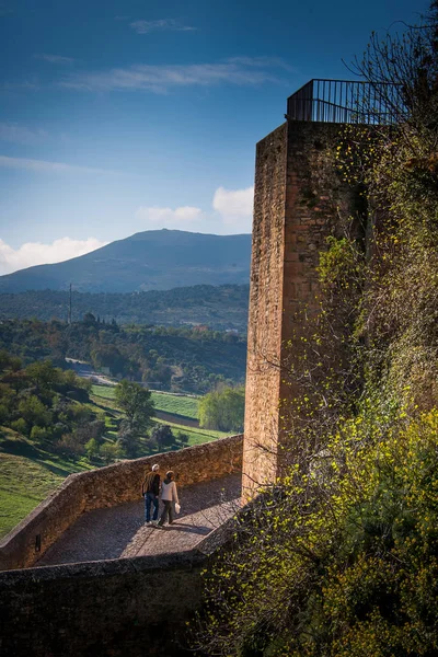 Ronda, Malaga provinsen, Andalusien, Spanien - 25 mars 2008: arch av Felipe V med gammal arabisk bro — Stockfoto