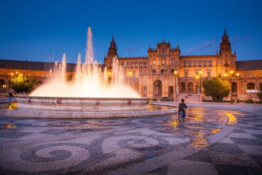 Seville, Endülüs, İspanya - Plaza İspanya ayında Seville bölgesindeki gece