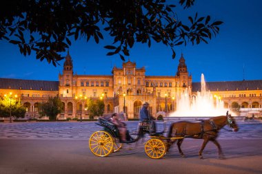 Seville, Endülüs, İspanya - Plaza İspanya ayında Seville bölgesindeki gece