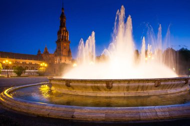 Seville, Endülüs, İspanya - Plaza İspanya ayında Seville bölgesindeki gece
