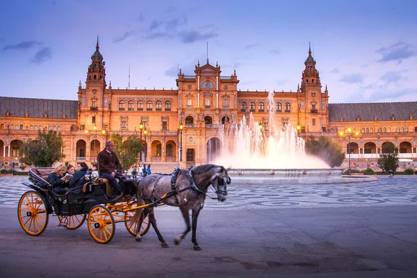 Sevilla, Andalucía, España - 25 de marzo de 2008: Plaza de España en Sevilla de noche — Foto de Stock