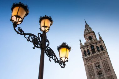 Seville, Endülüs, İspanya - Don Remondo Giralda üzerinde görülen sokak