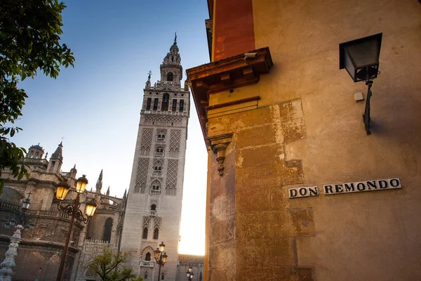 Sevilla, Andalusie, Španělsko - Don Remondo ulici na zvonici Giralda — Stock fotografie