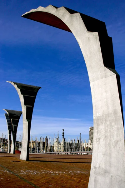 Barcelona, Cataluña, España - farolas o escultura y paseo marítimo, Port Vell — Foto de Stock