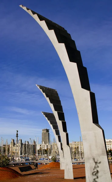 Barcelona, Cataluña, España - farolas o escultura y paseo marítimo, Port Vell — Foto de Stock