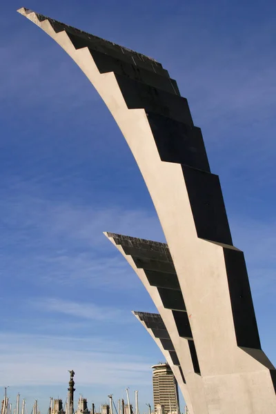 Barcelona, Cataluña, España - farolas o escultura y paseo marítimo, Port Vell — Foto de Stock