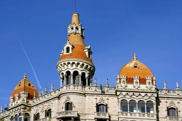 Barcelona, Katalánsko, Španělsko - Antoni Rocamora budova, Gaudi konstruované budovy — Stock fotografie