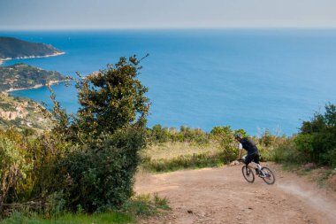 İtalya, Toskana 'daki Monte Argentario kayalıkları. 