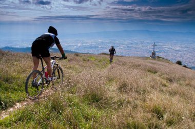 Florence Toskana - dağ bisikletiyle yapay göllerden Calvana Dağı 'na tırman