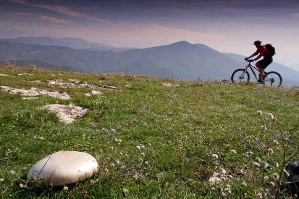 Florens Toscana - klättra med mountainbike från konstgjorda sjöar till Mount Calvana — Stockfoto