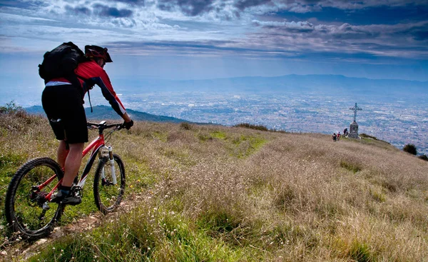Florencia Toscana - subir con bicicleta de montaña desde los lagos artificiales al Monte Calvana — Foto de Stock