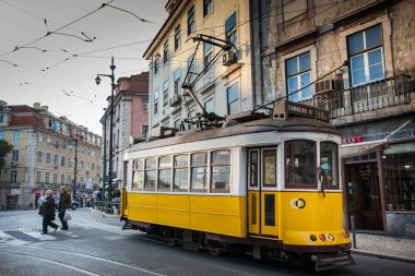 Lisbon, Portekiz - 31 Ocak 2011: Lizbon tarihi merkezi çalışan efsanevi tramvay hattı 28