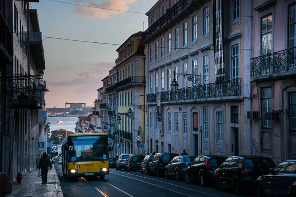 LISBOA, PORTUGAL - 31 de enero de 2011: La línea de tranvía que atraviesa el centro histórico de Lisboa — Foto de Stock