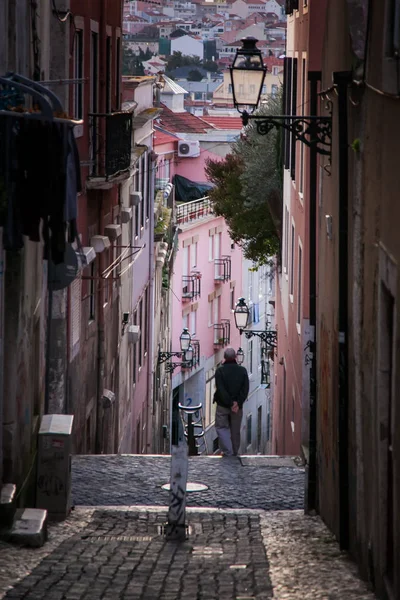 LISBOA, PORTUGAL - 31 de enero de 2011: pequeñas calles en el Barrio Alto — Foto de Stock