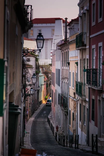LISBOA, PORTUGAL - 31 de enero de 2011: pequeñas calles en el Barrio Alto — Foto de Stock