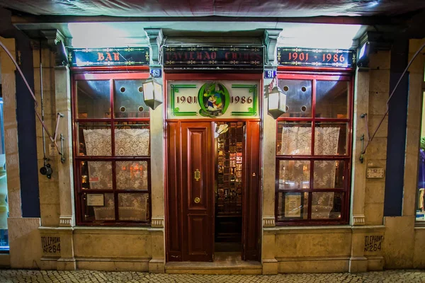 LISBONA, PORTOGALLO - 31 gennaio 2011: lo storico Pavilhao Chines bar nel quartiere Barrio Alto di Lisbona — Foto Stock