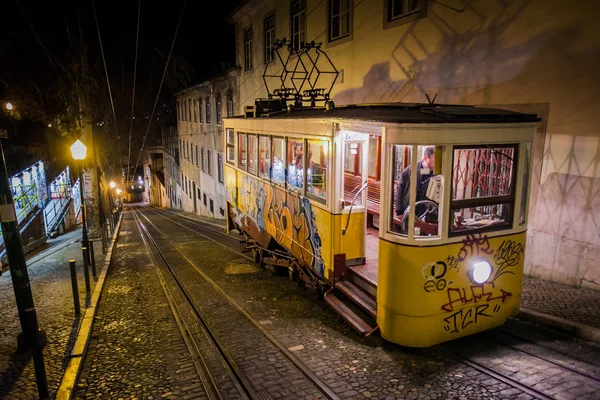 Lisbon, Portekiz - 31 Ocak 2011: Lizbon tarihi merkezi efsanevi tramvay — Stok fotoğraf