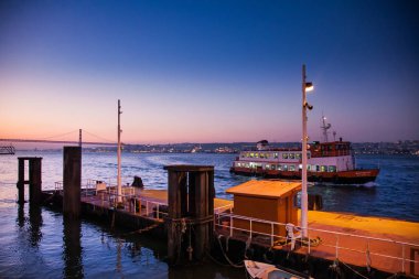 Lisbon, Portekiz - Tagus Nehri Cacilhas 25 de Abril köprüsünden geçmiş