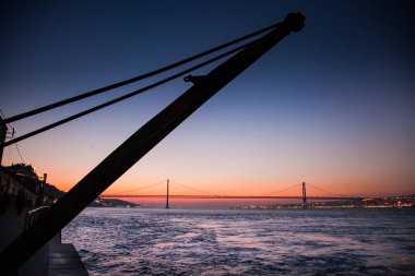 Lisbon, Portekiz - Tagus Nehri Cacilhas 25 de Abril köprüsünden geçmiş
