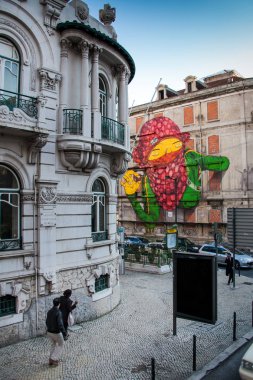 Lisbon, Portekiz - Avenida Pereira antik mimari binaların üzerinde duvar resimleri
