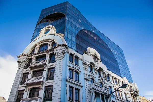 LISBOA, PORTUGAL - combinando edifício moderno e antigo — Fotografia de Stock