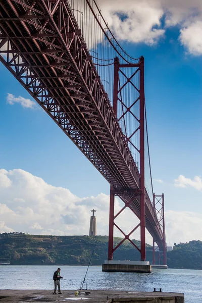 LISBON, PORTUGAL - 28 Januari 2011: berjalan di sepanjang tepi Ta — Stok Foto