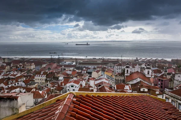 LISBON, PORTUGAL - January 28, 2011: A view of the Alfama neighb — Stock Photo, Image