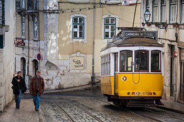 Lisbon, Portekiz - 28 Ocak 2011: Alfama çevrede görünümünü
