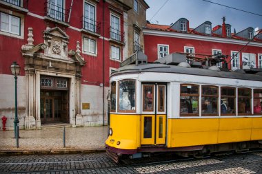 Lisbon, Portekiz - 28 Ocak 2011: Alfama çevrede görünümünü