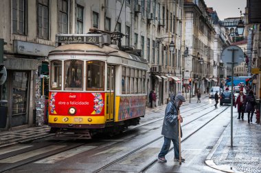 Lisbon, Portekiz - 31 Ocak 2011: Efsanevi tramvay hattı 28 t