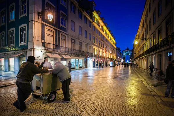 LISBOA, PORTUGAL - 26 de enero de 2011: La Rua Augusta es una zona — Foto de Stock