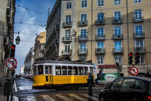 LISBOA, PORTUGAL - 28 de enero de 2011: Una vista del vecino de Alfama — Foto de Stock