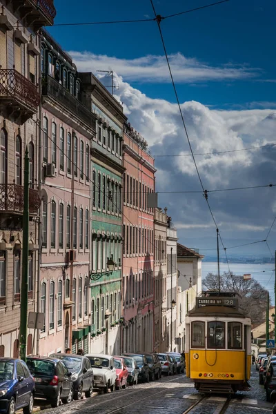 LISBOA, PORTUGAL - 28 de enero de 2011: Una vista del vecino de Alfama — Foto de Stock