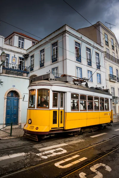 LISBOA, PORTUGAL - 28 de enero de 2011: Una vista del vecino de Alfama — Foto de Stock