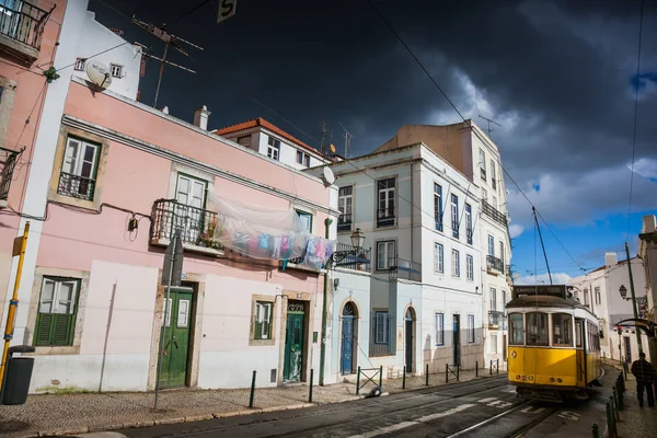 LISBOA, PORTUGAL - 28 de enero de 2011: Una vista del vecino de Alfama — Foto de Stock