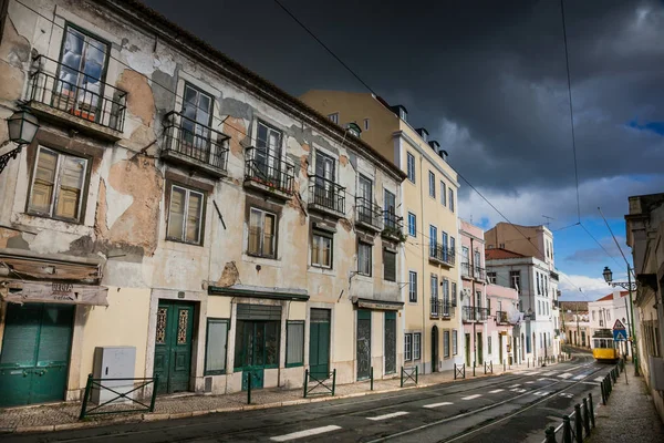 LISBOA, PORTUGAL - 28 de enero de 2011: Una vista del vecino de Alfama — Foto de Stock