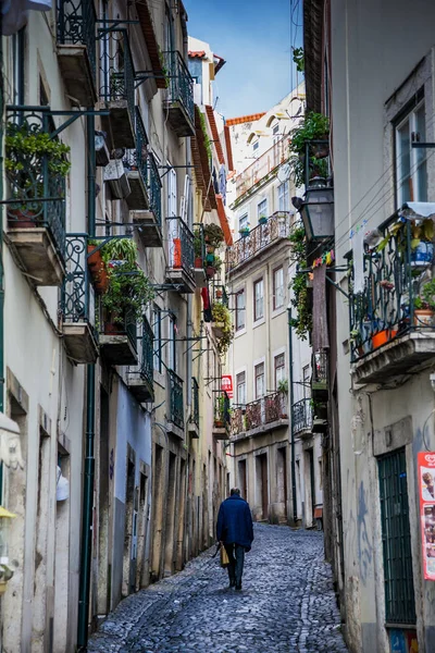 LISBOA, PORTUGAL - 28 de enero de 2011: Una vista del vecino de Alfama — Foto de Stock