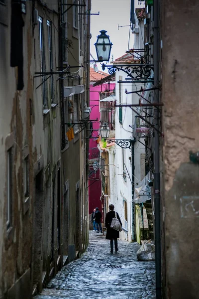 LISBOA, PORTUGAL - 28 de enero de 2011: Una vista del vecino de Alfama — Foto de Stock