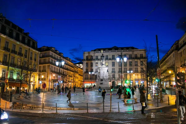 LISBONA, PORTOGALLO - 27 gennaio 2011: Piazza Luis de Camoes, Barr — Foto Stock