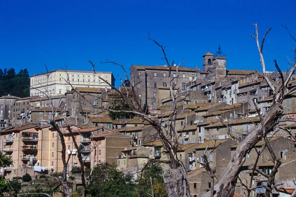 Μικρό χωριό στην κέντρο της Ιταλίας (Caprarola) — Φωτογραφία Αρχείου