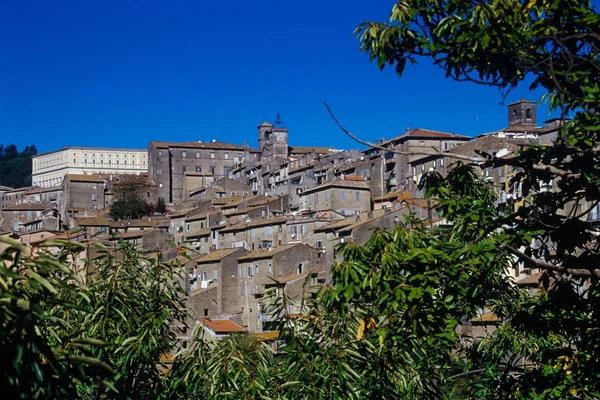 Malá vesnice v centru Itálie (Caprarola) — Stock fotografie