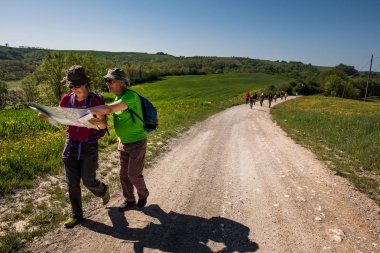 Asciano, Toskana, İtalya -, bilinmeyen insanlar boyunca yürüyüş trekking