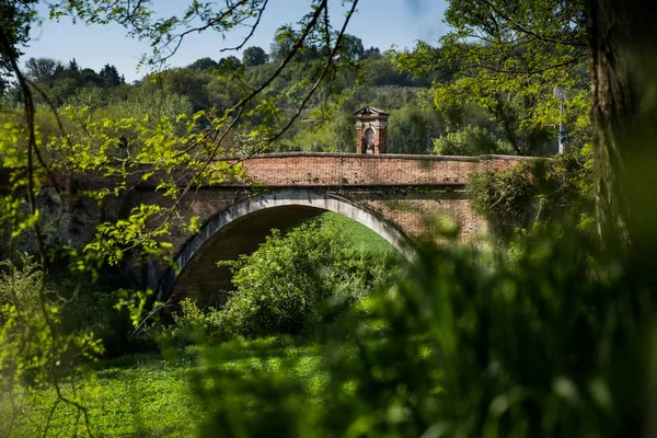 ASCIANO, TUSCANY, Italia - el puente Garbo sobre el río Ombrone — Foto de Stock