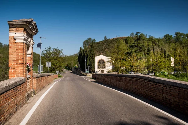 ASCIANO, TUSCANY, Italie - le pont Garbo sur la rive Ombrone — Photo