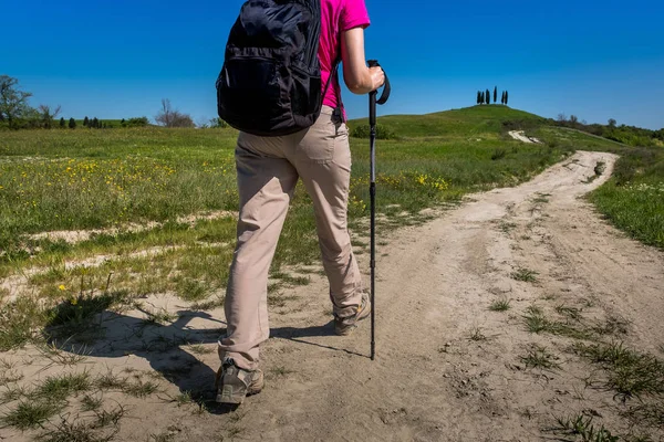 Asciano, Toskana, İtalya -, bilinmeyen insanlar boyunca yürüyüş trekking — Stok fotoğraf