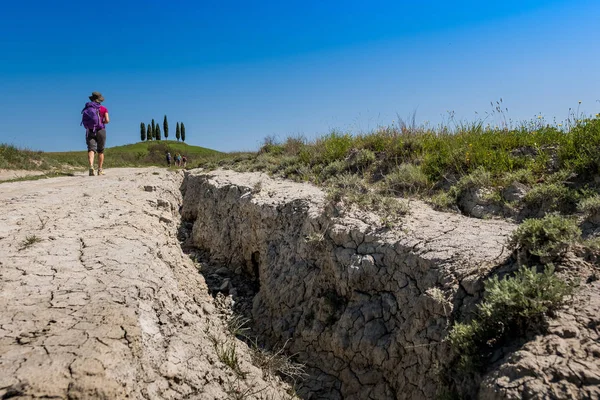 Asciano, Toscana, Italien - okända människor promenader längs kä — Stockfoto